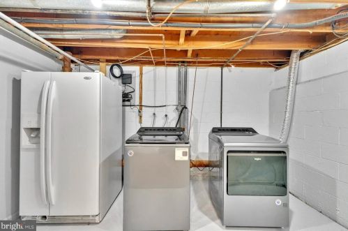 176 Canterbury Ct, East Windsor NJ  08520-5536 exterior