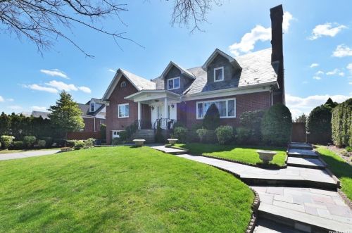 81-18 Haddon St, Jamaica, NY 11432-5812