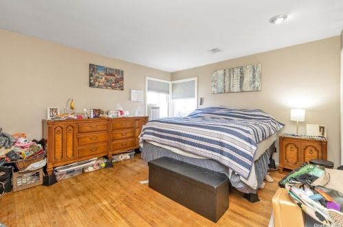 1506 Peapond Rd, North Bellmore NY  11710-2924 exterior