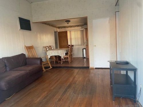 1712 Manatuck Blvd, Bayshore, NY 11706-1556