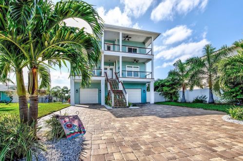 3555 Coquina Key Dr, Saint Petersburg, FL 33705-4115
