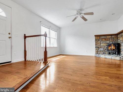 1153 Valley Stream Dr, Perkiomenville, PA 18074-9461