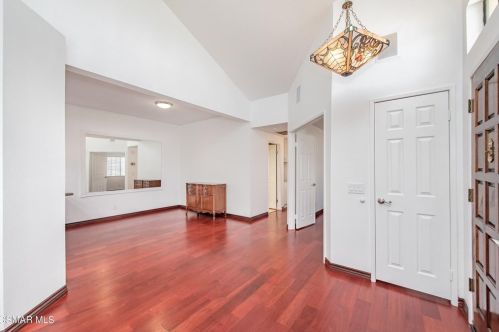 330 Country Club Dr, Simi Valley, CA 93065-7645