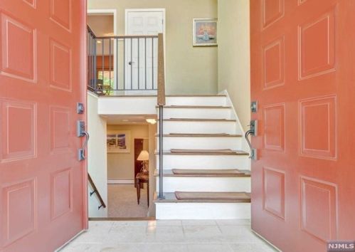 8 Mulberry Ln, Montvale, NJ 07645-2203