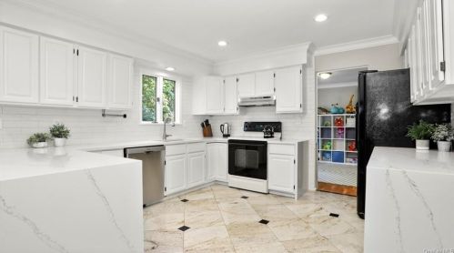 132 Woodland Dr, Pleasantville NY  10570-3612 exterior