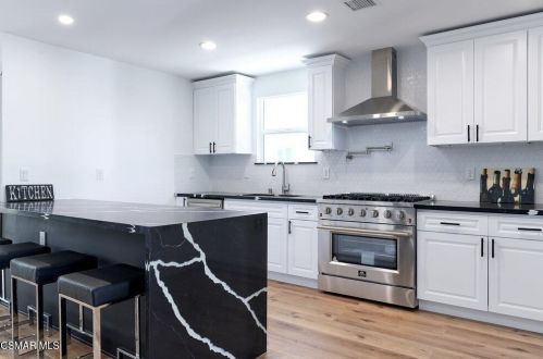 14363 Collins St, Van Nuys CA 91316-1030 exterior