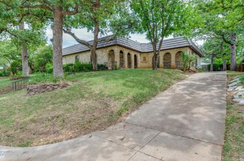 1748 Westridge Dr, Hurst, TX 76054-3700
