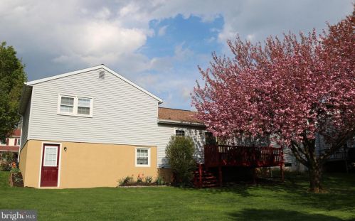 221 Linda Ter, Ephrata, PA 17522-2805