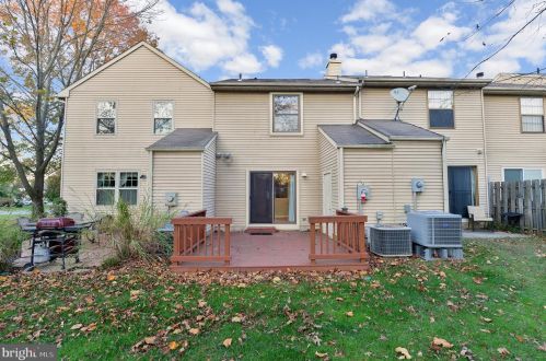 502 Essex Ct, West Deptford NJ  08051-2027 exterior