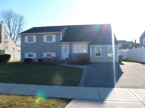 1028 Niagara Ave, North Lindenhurst, NY 11757-2207