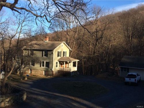 131 Mountain Rd, Cornwall Hud, NY 12520-1802