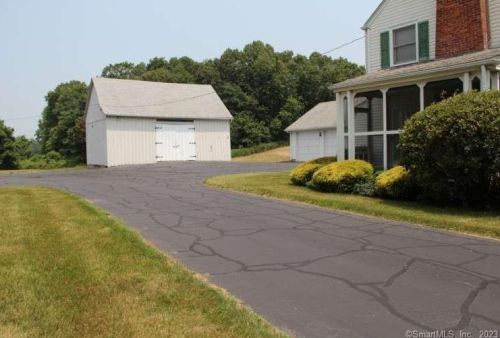 18 Hills St, Manchester, CT 06040-6307