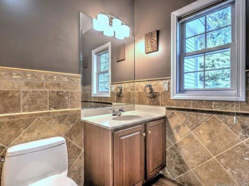 2 Dogwood Ln, Wallingford CT 06492-1953 exterior