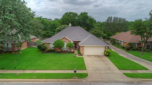 6413 Westgate Dr, Fort Worth, TX 76182-4705