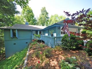 2110 Cumming Woods Ct, Hendersonville, NC 28739-8830