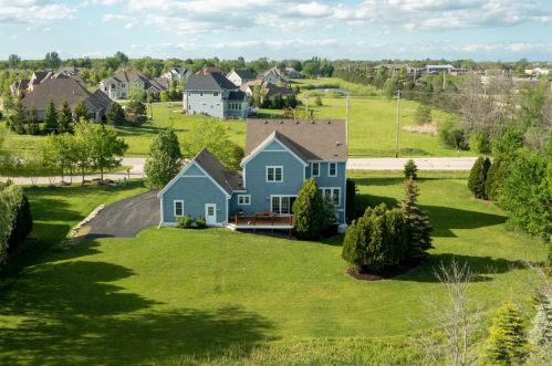 1465 Glen Oaks Ln, Thiensville WI  53092-2954 exterior