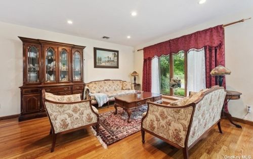 638 Parkside Dr, Muttontown, NY 11753-2617