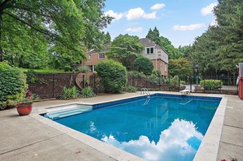 304 Hallsborough Dr, Pittsburgh, PA 15238-1604