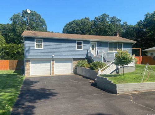 185 Wood Rd, South Setauket, NY 11720-1621