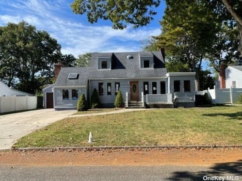 139 Wagon Ln, South Setauket, NY 11720-2531