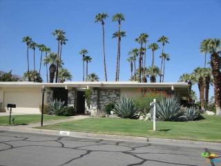 2486 Madrona Dr, Palm Springs CA  92264-9517 exterior
