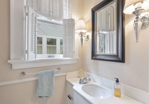 2007 Franklin Ave, Minneapolis MN 55414-3616 exterior