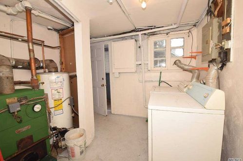 49 Gladys St, North Lindenhurst NY  11757-1202 exterior