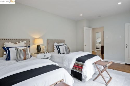 1 Downey Pl, Oakland CA  94610-1809 exterior