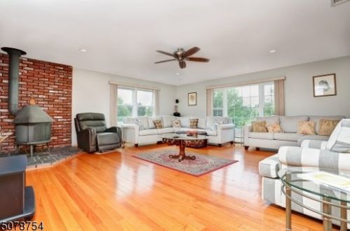 59 Whitewood Dr, Greystone Park, NJ 07950-3333