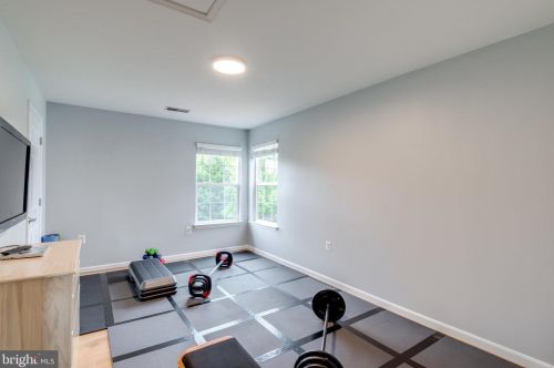 167 Alpine Dr, Leesburg VA 20175-6172 exterior