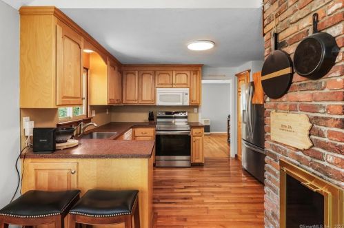 1 Yellow Yellow Cir, Middletown CT  06457-4929 exterior