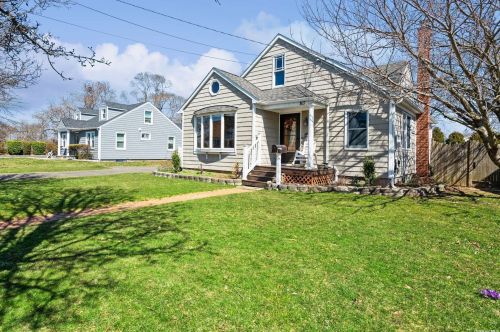 107 Center St, Bayshore, NY 11706-6529