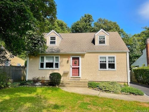 12 Valleywood Dr, Huntington Station, NY 11746-1327