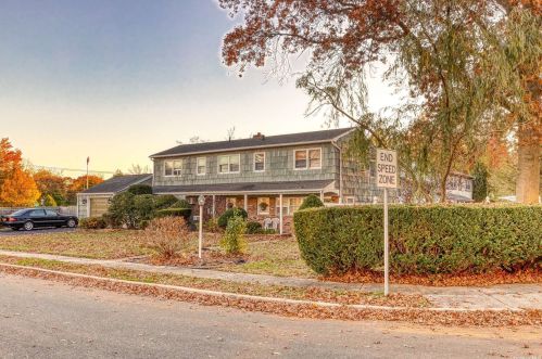 1 Greentree Cir, Westbury NY  11590-1510 exterior