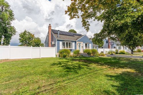 218 12th St, Babylon, NY 11704-3105