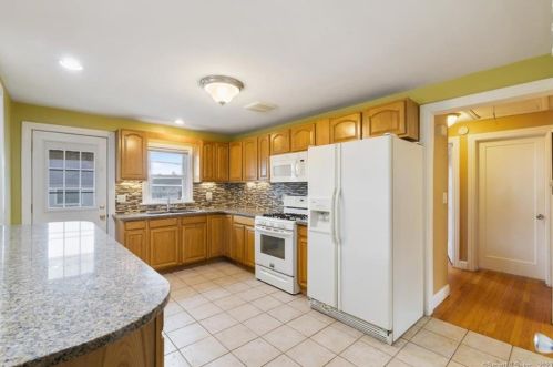 18 Phillips St, United States Coast Guard Ac CT  06320-2619 exterior