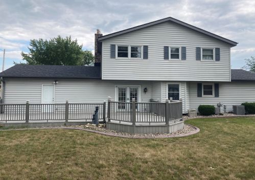 1205 Riverton Dr, Mukwonago, WI 53149-1033