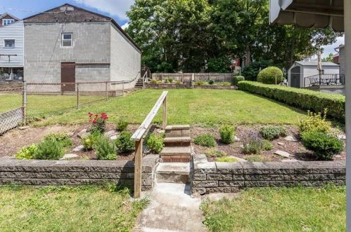 1127 Berkshire Ave, Pittsburgh PA  15226-2220 exterior