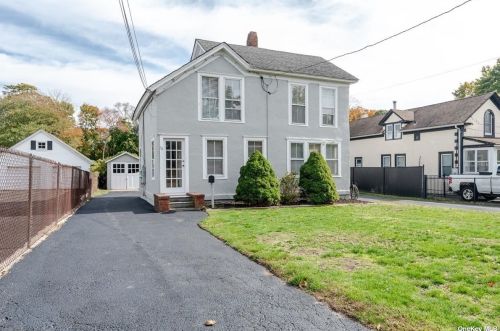 10 Dale Dr, Oakdale NY  11769-1806 exterior