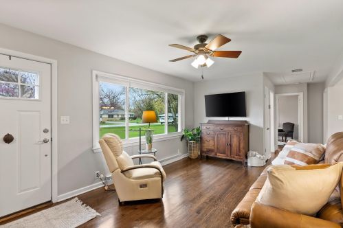 10302 Sunnycrest Dr, Thiensville, WI 53092-5425