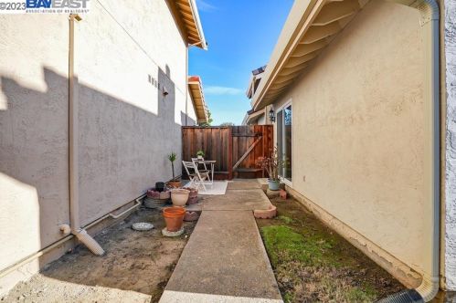 32824 Oakdale Ct, Union City CA  94587-5426 exterior