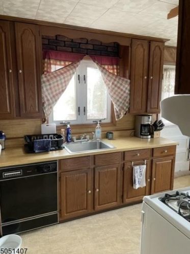 73 Armstrong St, South Bound Brook NJ  08880-1371 exterior