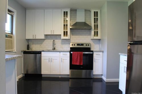 2 Sunrise Rdg, Florida NY  10921-3112 exterior