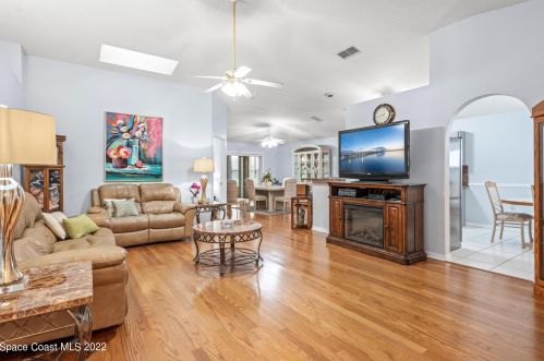 1231 Berryhill Dr, Melbourne, FL 32934-7284