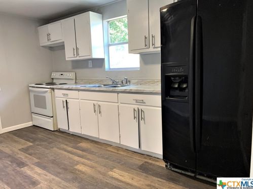 924 Campbell St, Seguin, TX 78155-3527