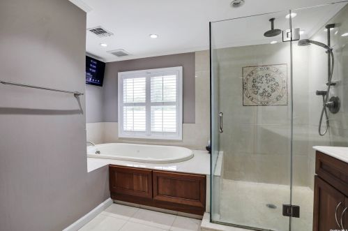 6 Hayuta Ct, Holtsville NY  11742-1206 exterior