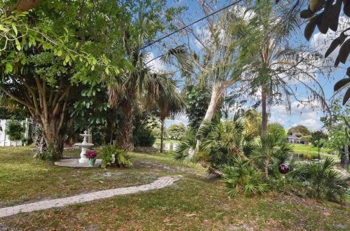 1097 Alhambra Cir, Naples FL 34103-3287 exterior