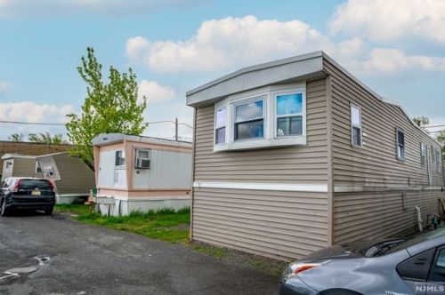 25 Helen Dr, Moonachie, NJ 07074-1826