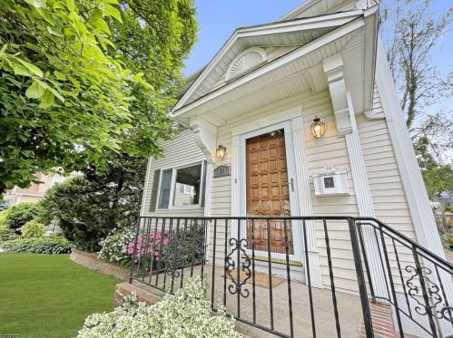 720 Golf Ter, Roselle, NJ 07203-2431