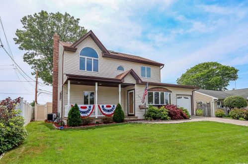 2074 Paddock Rd, Seaford, NY 11783-2437